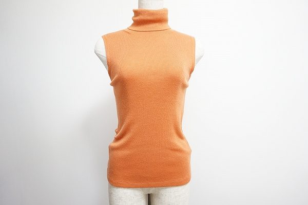 鮮やかなオレンジ色が目を引くアクリスのノースリーブニットを買取しました
