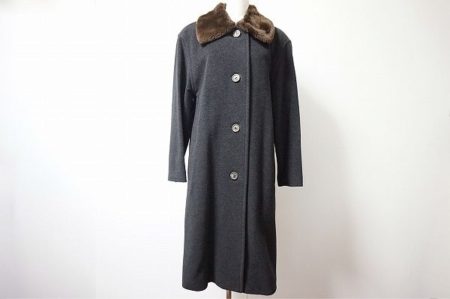 襟元のファーがアクセントになったアクリスのコートを買取しました