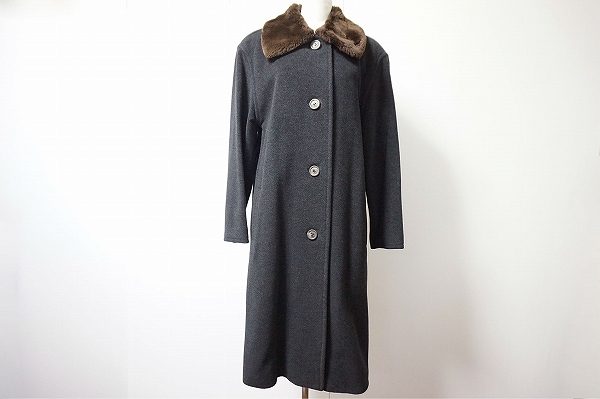 襟元のファーがアクセントになったアクリスのコートを買取しました