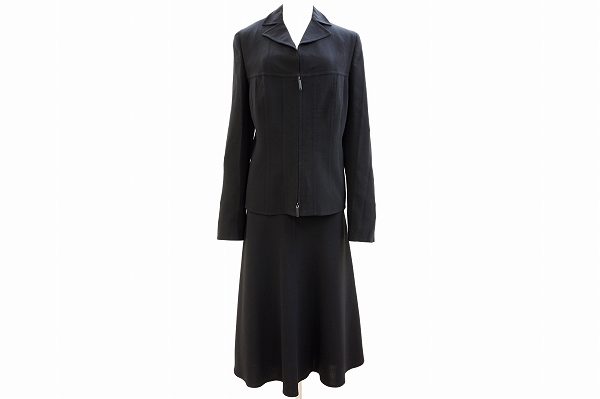 シーンを選ばず着用いただけるアクリスのスカートスーツを買取しました​