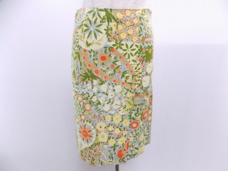 一枚で映えるモスキーノの鮮やかな花柄スカートを買取しました