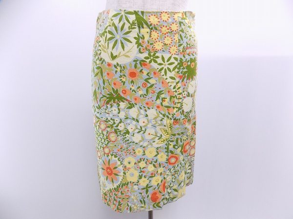 一枚で映えるモスキーノの鮮やかな花柄スカートを買取しました