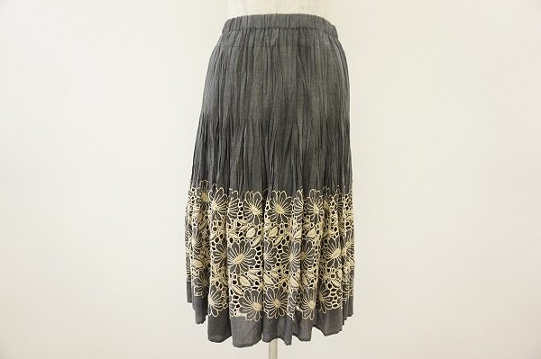 キャリアを積んだ女性達のファンが多いヒロコビスのスカートをお売り頂きました