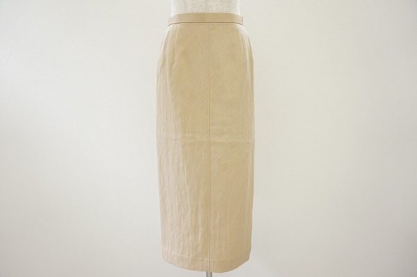 ストレートラインがエレガントなセシオセラのスカートを買い取りしました