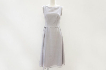 女性の華やかなシーンをハイレベルに演出してくれるマリココウガのワンピースをお売り頂きました