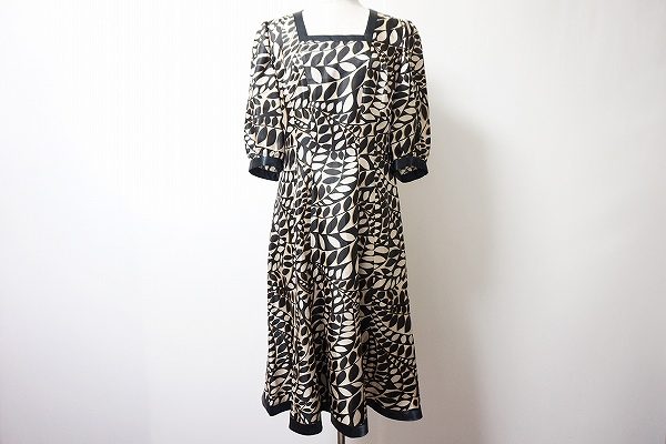 モノトーン柄が女性の華やかさを演出するレリアンのワンピースをお売り頂きました