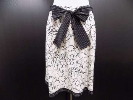 エレガントな魅力いっぱいのトゥービーシックのスカートを買い取りました