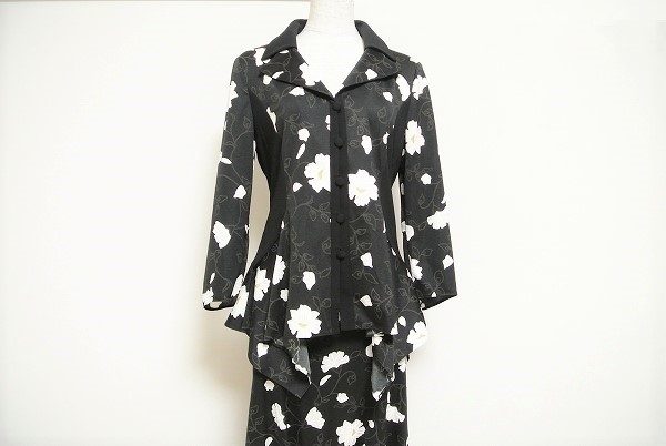 モノトーンの世界にクールな華やかさがあるヒロココシノのセットアップをお売り頂きました