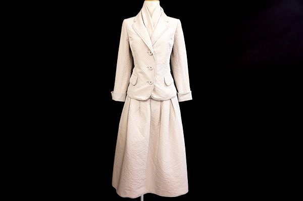 ヒロココシノの優しいベージュカラーで万能なスカートスーツを買取いたしました