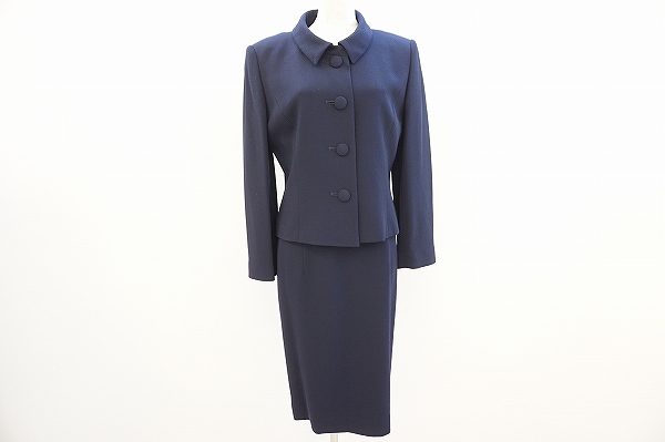 上質感漂うユキトリイの紺色ワンピーススーツを買取しました