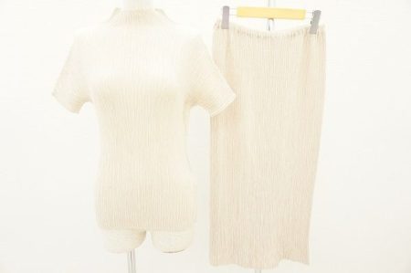 優しいベージュカラーでオールシーズン使えるヒロコビスのセットアップを買取いたしました