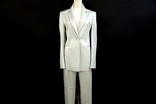 大人のファッションを格上げするジャンフランコフェレのパンツスーツを買取いたしました