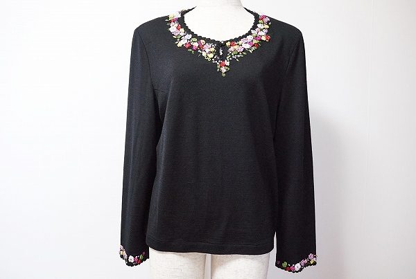 アトリエサガンの鮮やかな花刺繍つき黒カットソーを買取いたしました