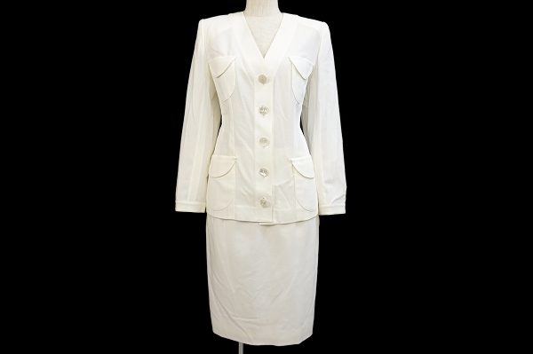清楚でエレガントな印象のイヴサンローランの白スーツを買取いたしました