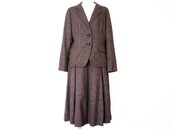 落ち着いた茶色が秋冬の装いに合う、ヨシエイナバの茶色スーツ