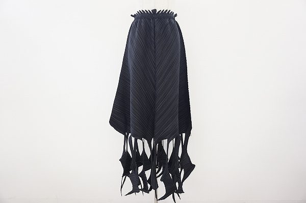 非日常感を十分に味わえるイッセイミヤケフェットのスカートを買取いたしました