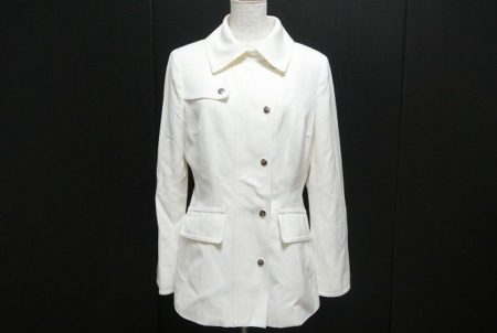 きれい目でもカジュアルでも着こなせる万能なマダムジョコンダのホワイトジャケット