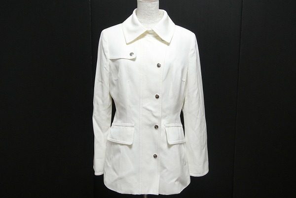 きれい目でもカジュアルでも着こなせる万能なマダムジョコンダのホワイトジャケット