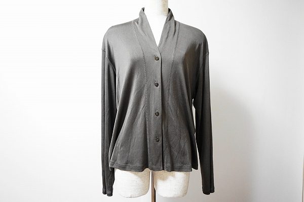 とろみのある素材感が美しいヨーガンレールのカーディガンを買い取りました