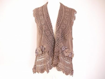 繊細なディティールが美しいノンノンドールのニットジレを買い取りました