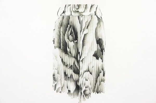 大きなバラプリントがアートの様。トクコ プルミエヴォルのスカートを買取いたしました