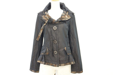 女性らしいシルエットにカモフラージュ柄が映えるエイココンドウのジャケットを買い取りました