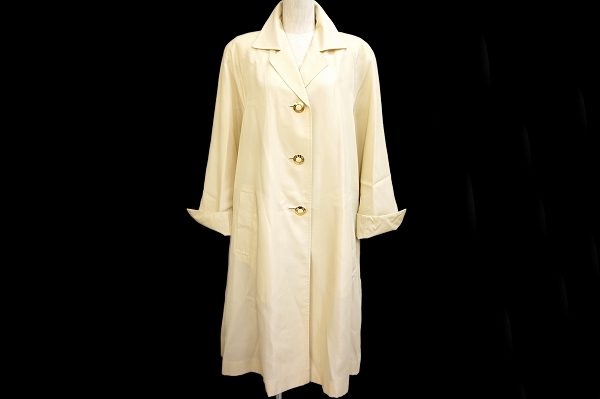 さらりと合わせたいシンプルなレオナールのAラインコートを買い取りました