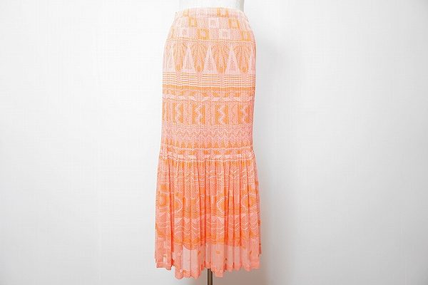 高いプリーツ技術がよりスタイルを素敵に見せる、プリーツプリーズのロングスカートを買取いたしました