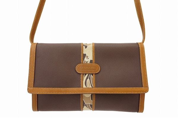 シンプルに使いこなしていただけるレオナールのショルダーバッグを買い取りました