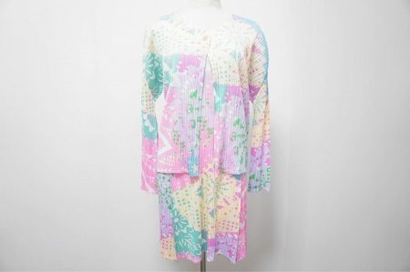華やかなマルチカラーが上品なオシャレ！プリーツプリーズのアンサンブルを買取いたしました