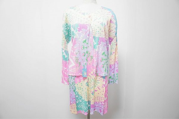 華やかなマルチカラーが上品なオシャレ!プリーツプリーズのアンサンブルを買取いたしました