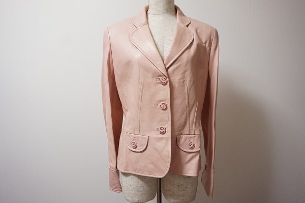 淡いピンクカラーで上品な印象のマダムジョコンダのレザージャケットを買取いたしました