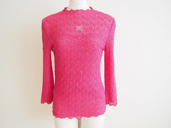 女性を美しく見せ、豊かな表情が垣間見えるデザインの伊太利屋のカットソーを買取いたしました