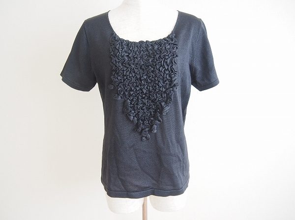 ベーシックスタイルの胸元をさりげなく華やかに。ユキコハナイのカットソーを買取いたしました