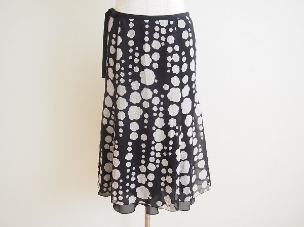 シックな花柄が可愛らしいハロッズのスカートを買い取りました