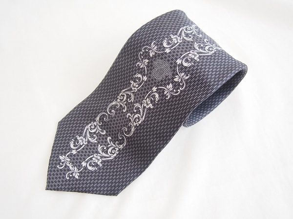 ゴージャスかつシックなジャンニヴェルサーチのネクタイを買い取りました