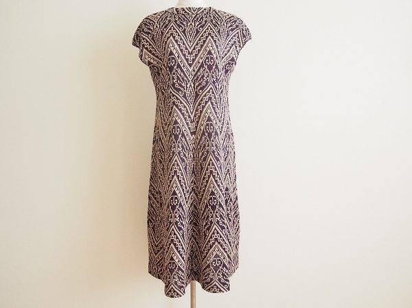 大人女性の独特な雰囲気を醸し出す、斉藤都世子のニットワンピースを買取いたしました