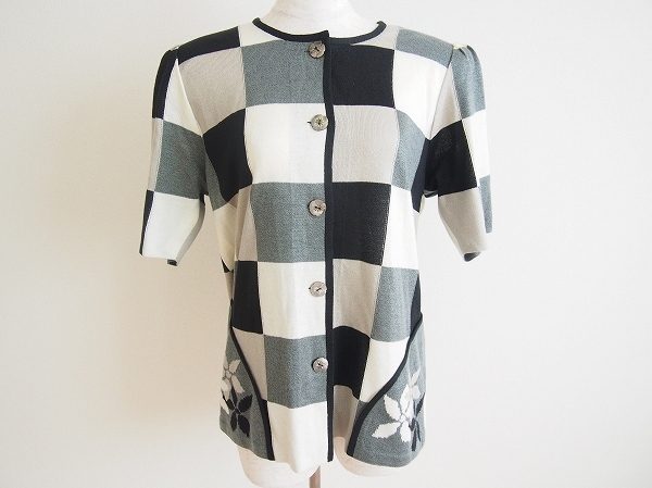 モダンでフェミニンなデザインの斉藤都世子のニットカーディガンを買取いたしました