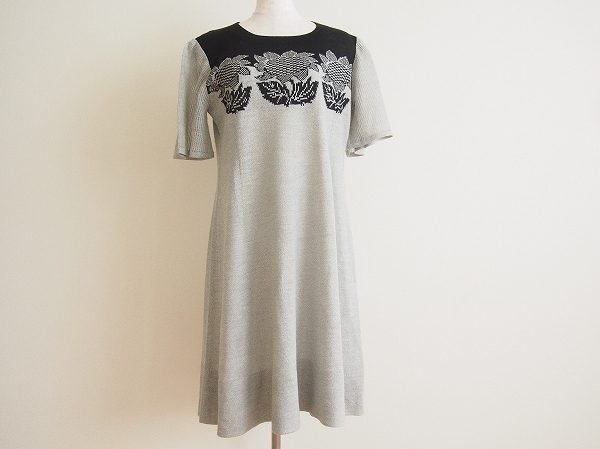 モノトーンカラーでも華やかで美しいデザインの斉藤都世子のワンピースを買取いたしました