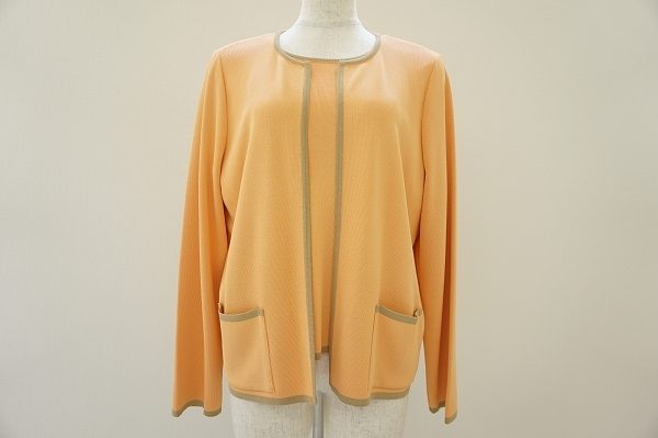 美しいオレンジカラーの長く愛用したくなるフォクシーのアンサンブルを買取いたしました