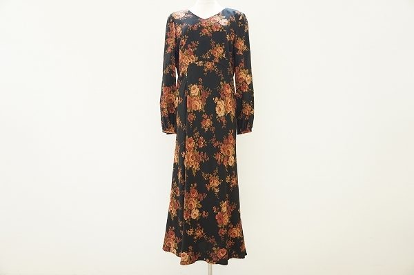 柄やシルエット全てが美しい、ローラアシュレイのロングワンピースを買取いたしました