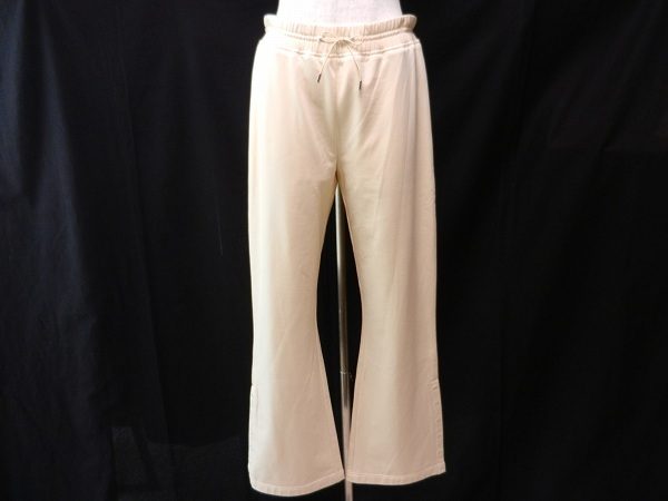 デイリー使いからトラベルまで幅広く活躍する、バーバリーのパンツを買取いたしました