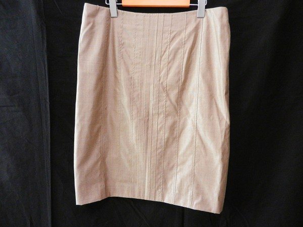 タイムレスな美しいファッション、アクリスの大きいサイズスカートを買取いたしました