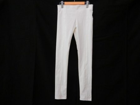 知的で美しい女性に見せる、アドーアのパンツを買取いたしました