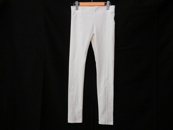 知的で美しい女性に見せる、アドーアのパンツを買取いたしました