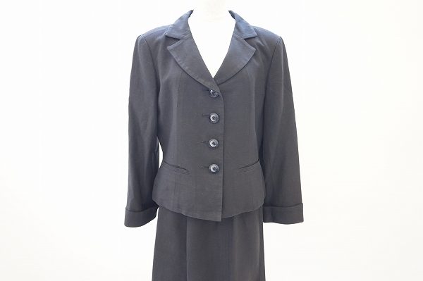 様々なフォーマルシーンで活躍、ユキトリイのスカートスーツを宅配買取いたしました