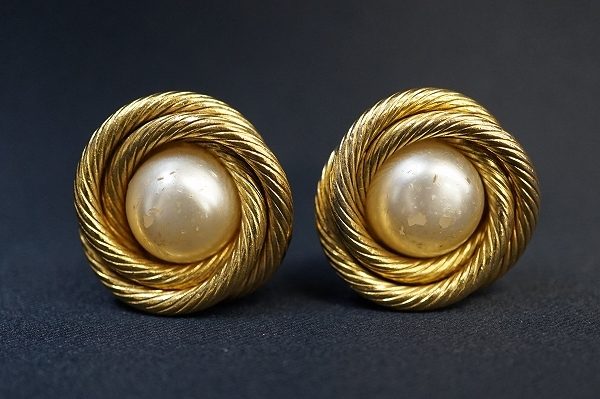 ファッションに華やかさを添える、シャネルのゴールドパールイヤリングを出張買取いたしました