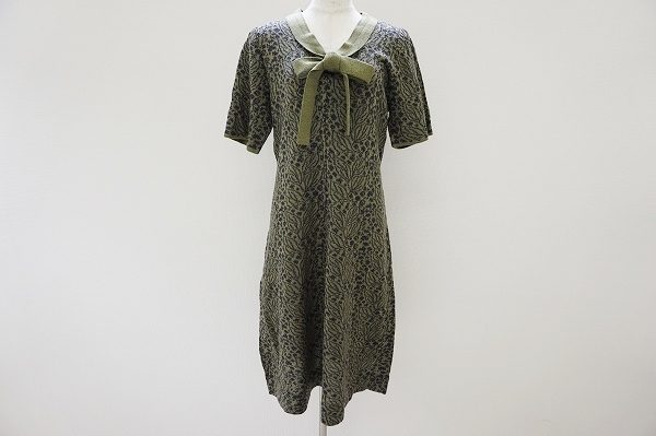 上品な色合いで女性らしさを演出する、斉藤都世子のワンピースを出張買取いたしました