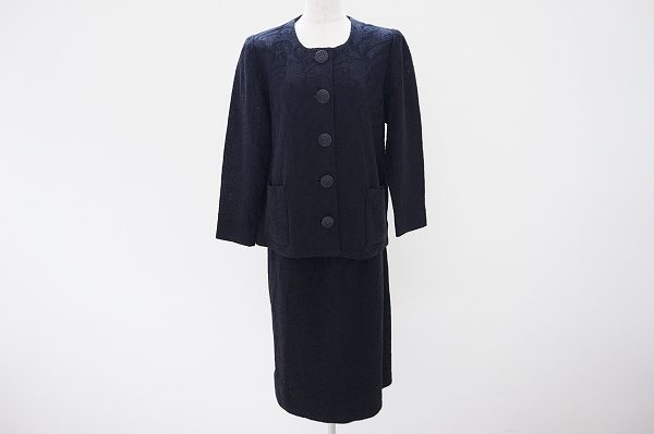 さりげなくエレガントな女性を主張する、斉藤都世子のニットセットアップを宅配買取いたしました