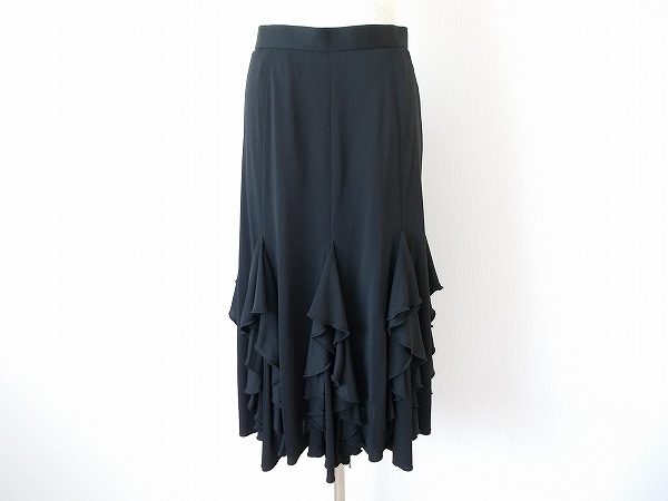 裾の嫌味のない豪華さが素敵な、伊太利屋のスカートを出張買取いたしました